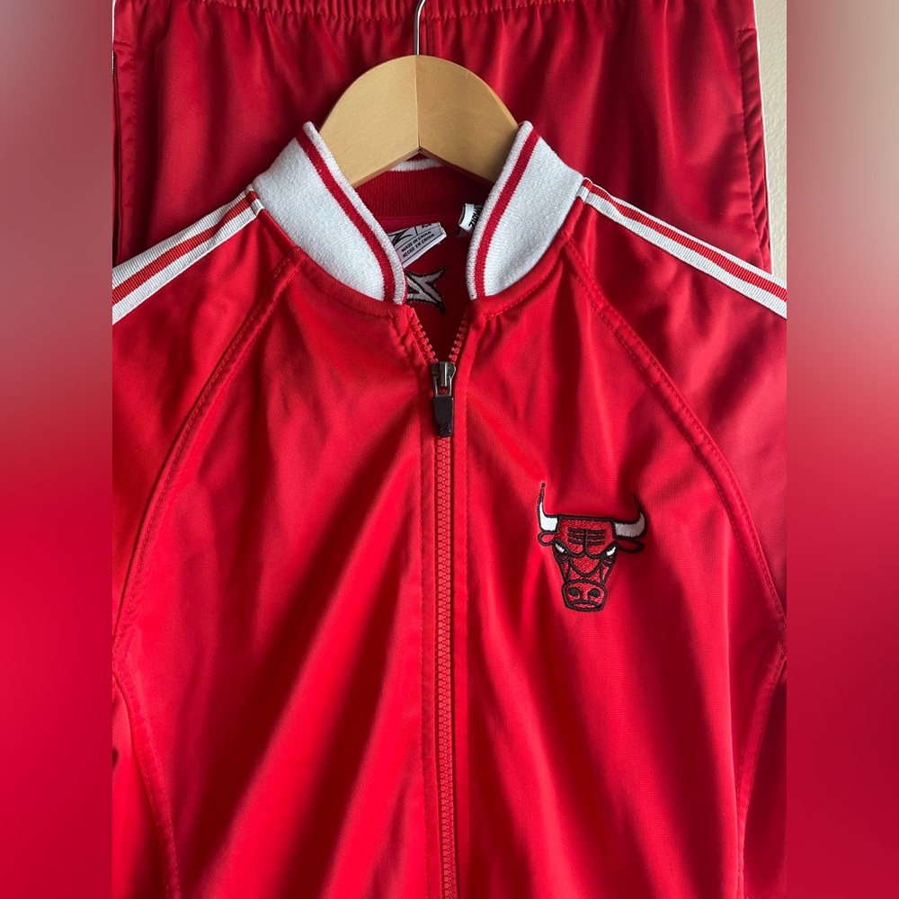 Chicago Bulls Kids Red Athletic Set 2 Top Button Size Medium - Picture 2 of 13